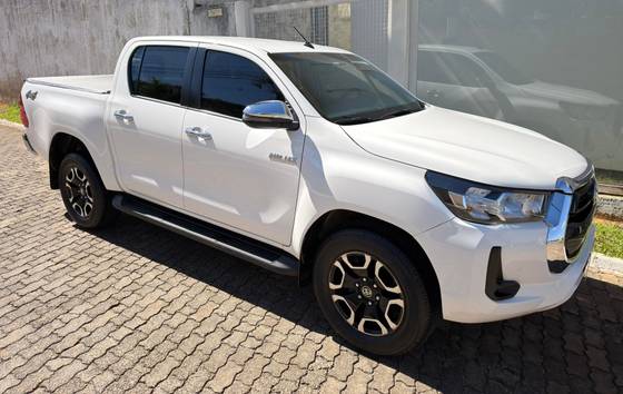 TOYOTA HILUX 2.8 D-4D TURBO DIESEL CD SRV 4X4 AUTOMÁTICO TOYOTA HILUX 2.8 D-4D TURBO DIESEL CD SRV 4X4 AUTOMÁTICO